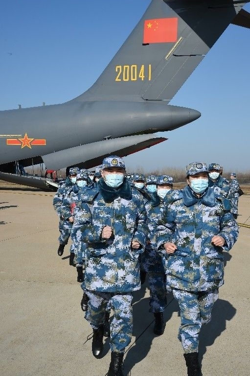 ↑2020年2月17日，一批軍隊(duì)支援湖北醫(yī)療隊(duì)員抵達(dá)武漢天河機(jī)場(chǎng)。新華社記者 黎云 攝