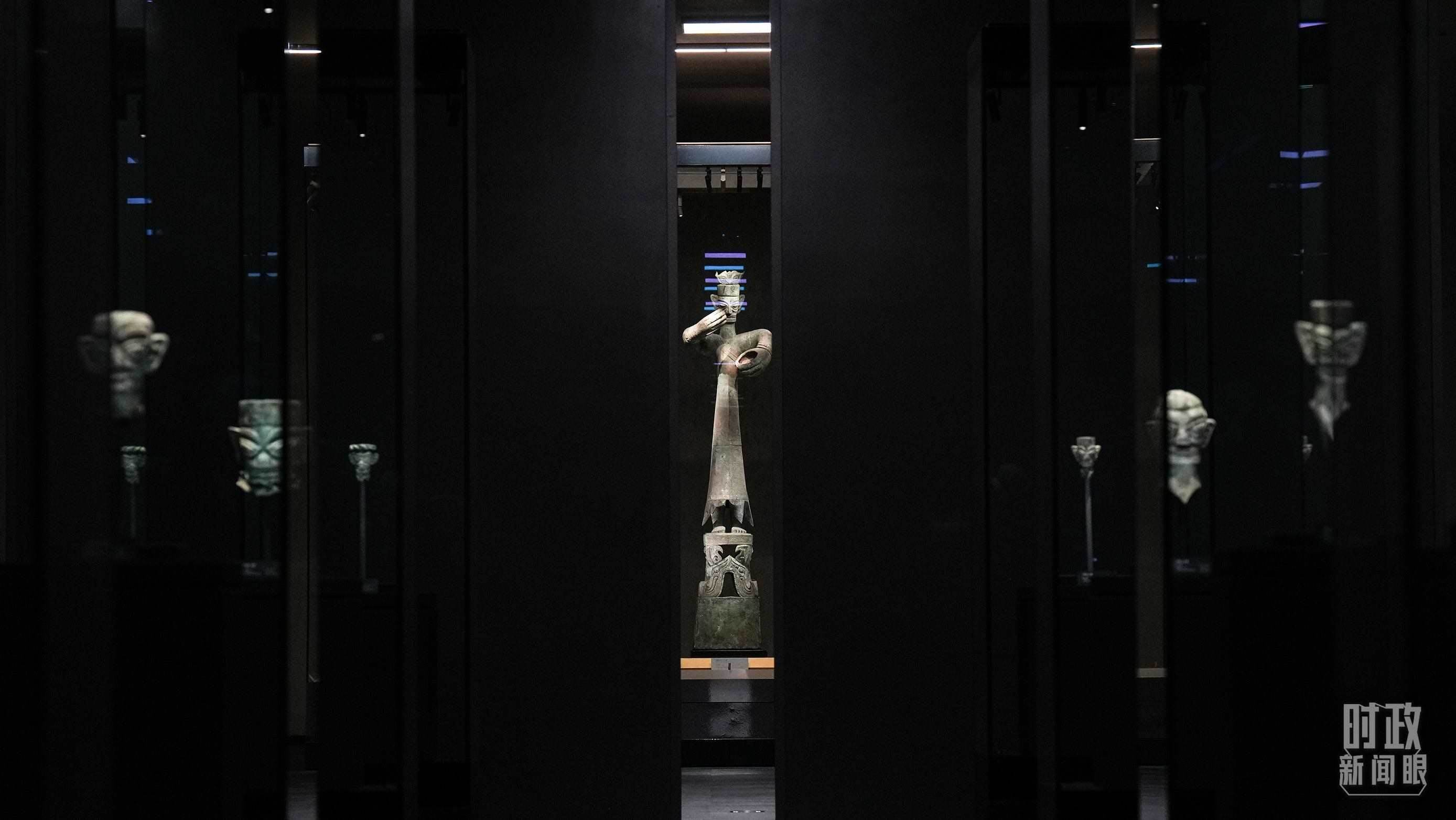 △三星堆出土的青銅大立人像。（總臺國廣記者李晉拍攝）