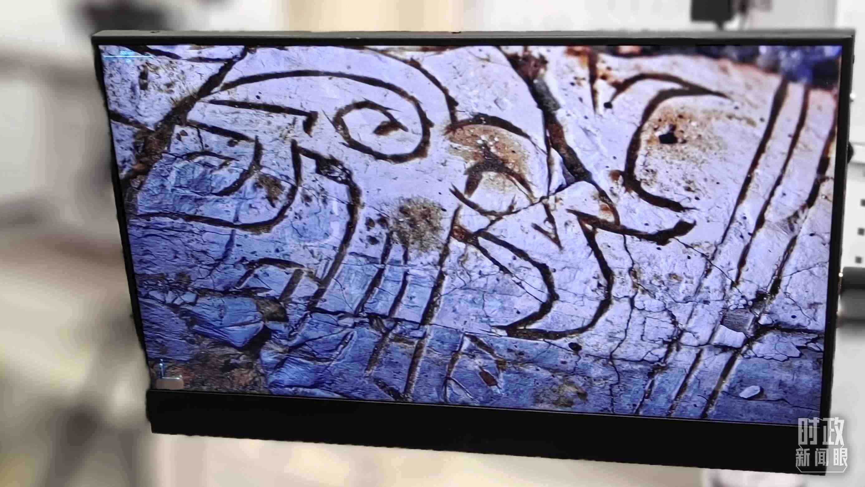 △顯微鏡下，三星堆文物的紋路清晰可見。（總臺央視記者王萌萌拍攝）