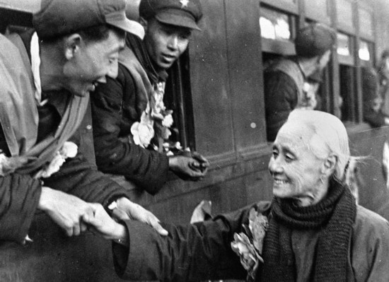 全國的鐵路工人們，一批批地志愿前往朝鮮前線工作，這是隴海路的鐵路工人魏志杰在臨行時和他母親告別的情形。新華社發(fā)（資料照片）