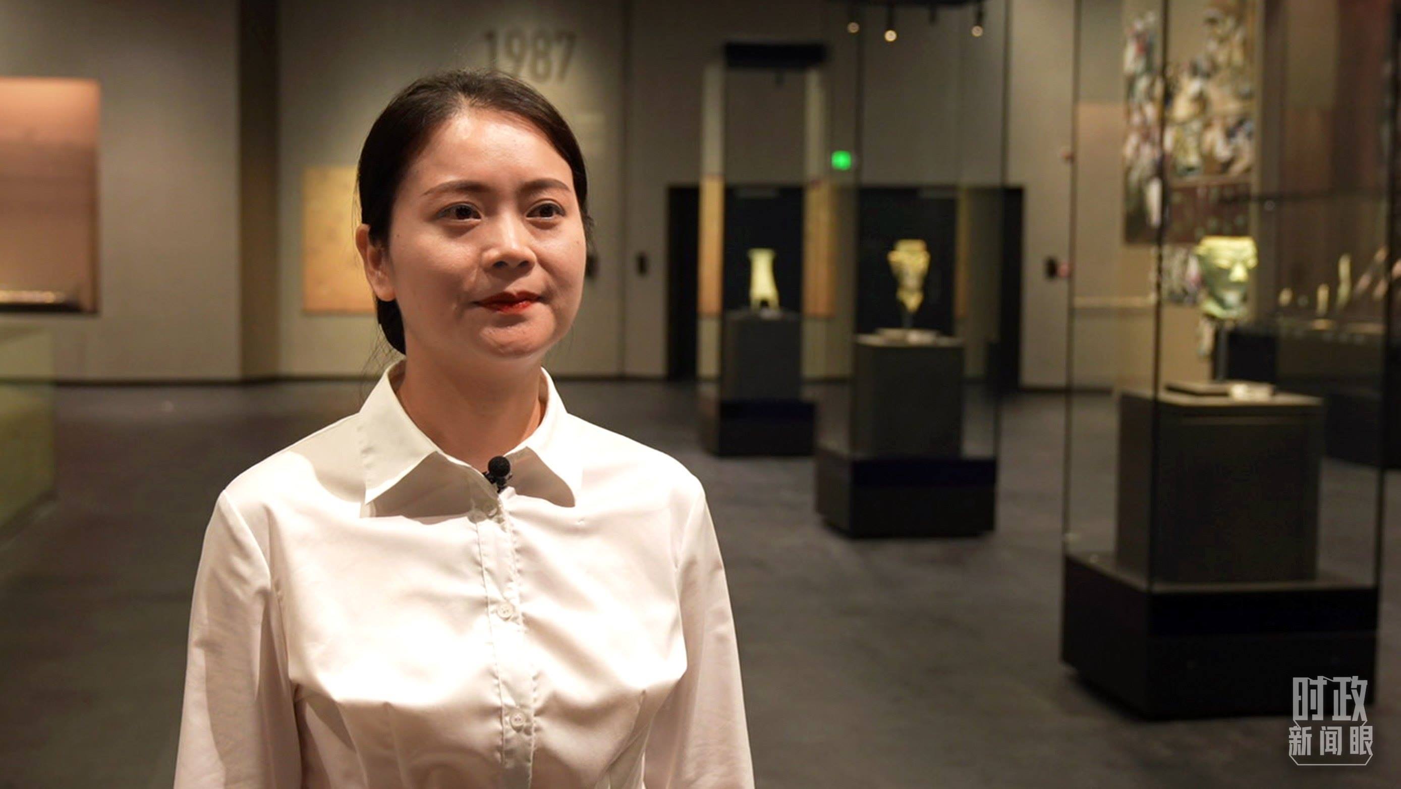 △當(dāng)天現(xiàn)場負(fù)責(zé)講解的三星堆博物館公眾服務(wù)部程靜。（總臺央廣記者馬喆拍攝）