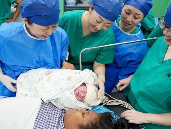 中國海軍“和平方舟”號醫(yī)院船在基里巴斯為29歲的塔拉瓦居民德阿瑞接生了一名“和平寶寶”（2023年7月16日攝）。新華社發(fā)（劉偉 攝）