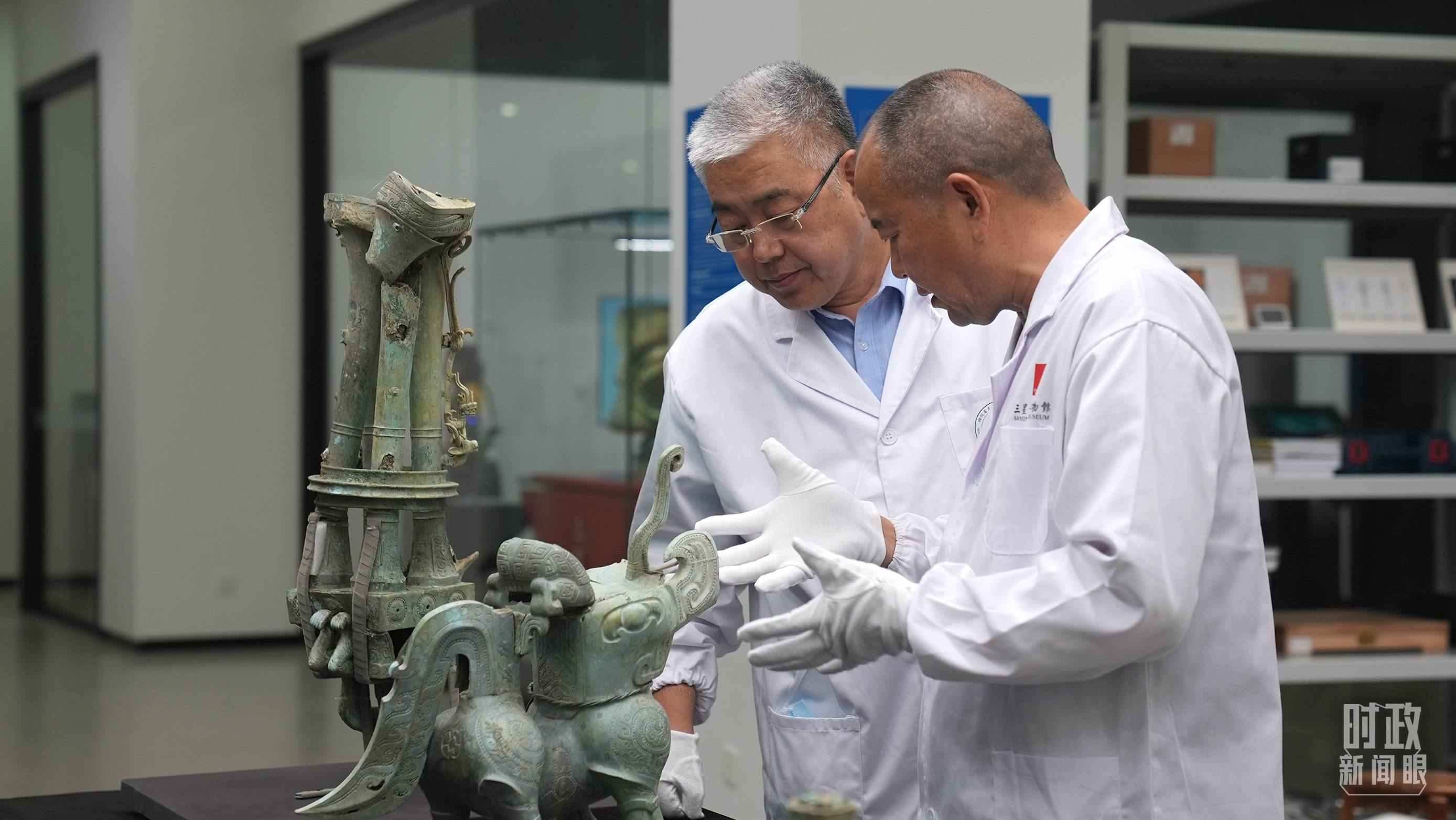 △三星堆文保專家正在就修復(fù)方案進(jìn)行討論。（總臺央視記者劉琦拍攝）