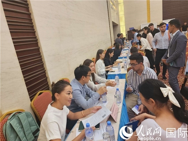 圖為中企代表與哈留華畢業(yè)生現(xiàn)場交流。人民網(wǎng)記者 李強攝