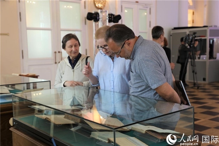 中俄圖書館論壇嘉賓共同參觀由俄羅斯國立列寧圖書館舉辦的館藏中國古籍善本圖書展。人民網(wǎng)記者 隋鑫攝