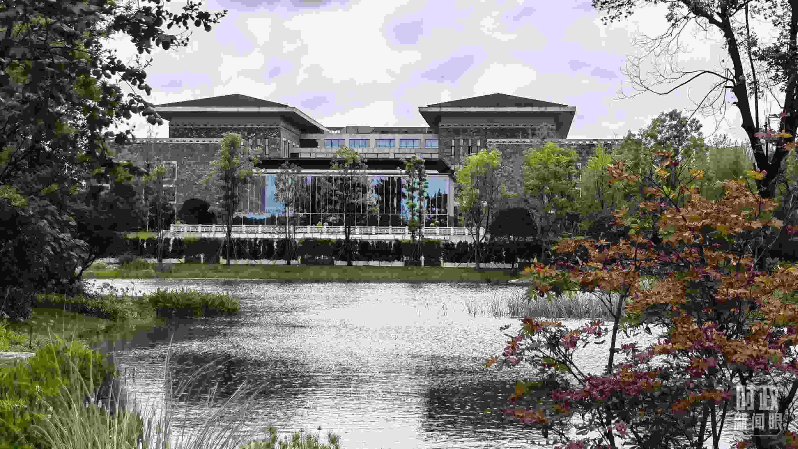 當(dāng)天，中印尼兩國元首在“錦蓉莊”舉行會見。（總臺央視記者韓銳拍攝）