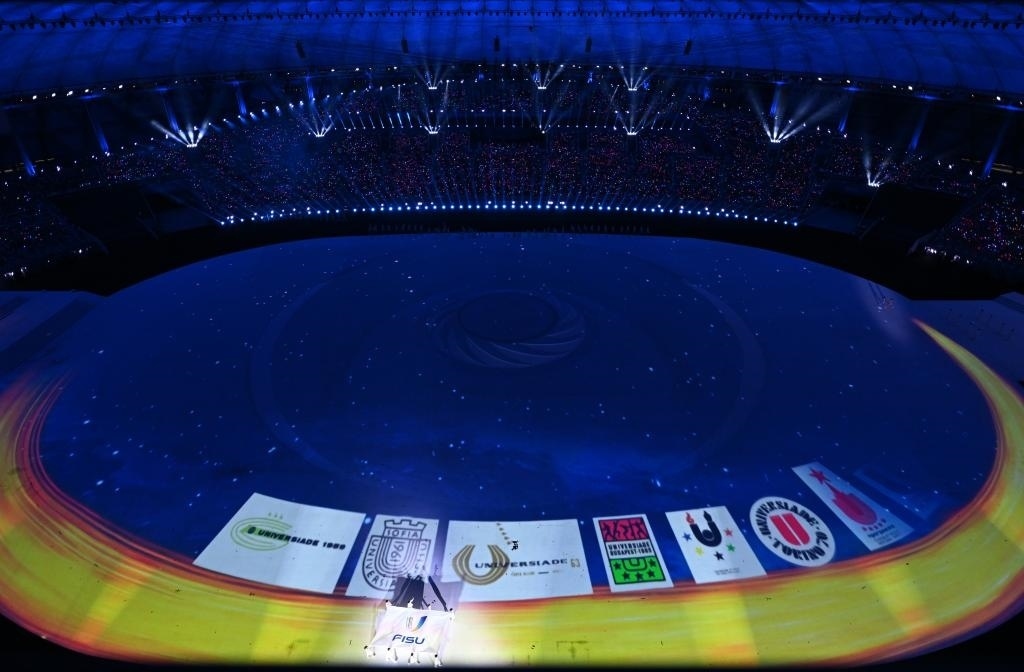 7月28日，國(guó)際大學(xué)生體育聯(lián)合會(huì)會(huì)旗在開(kāi)幕式上入場(chǎng)。新華社記者劉磊攝