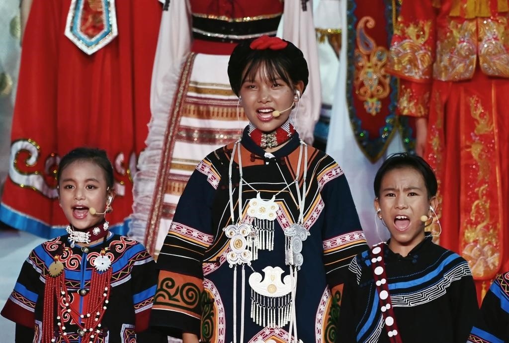 7月28日，吉好有果（中）在開(kāi)幕式上表演。新華社記者陳澤國(guó)攝