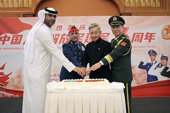 圖為招待會(huì)上中阿嘉賓合影。中國(guó)駐阿聯(lián)酋大使館供圖