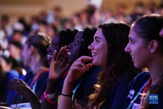 7月29日，外國運動員在聯(lián)歡會現(xiàn)場觀看節(jié)目。新華社記者 張端 攝