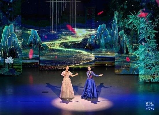 7月29日，演員在聯(lián)歡會現(xiàn)場演唱。新華社記者 蔡湘鑫 攝