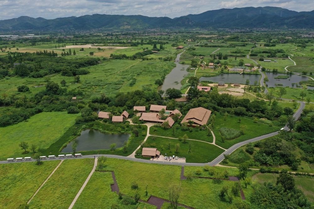 這是在浙江省杭州市余杭區(qū)拍攝的良渚古城遺址公園（2022年7月6日攝，無人機照片）。新華社記者 黃宗治 攝