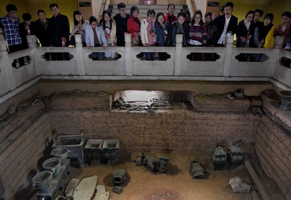 游客在河南安陽殷墟宮殿宗廟遺址內的婦好墓參觀（2018年10月12日攝）。新華社記者 李安 攝