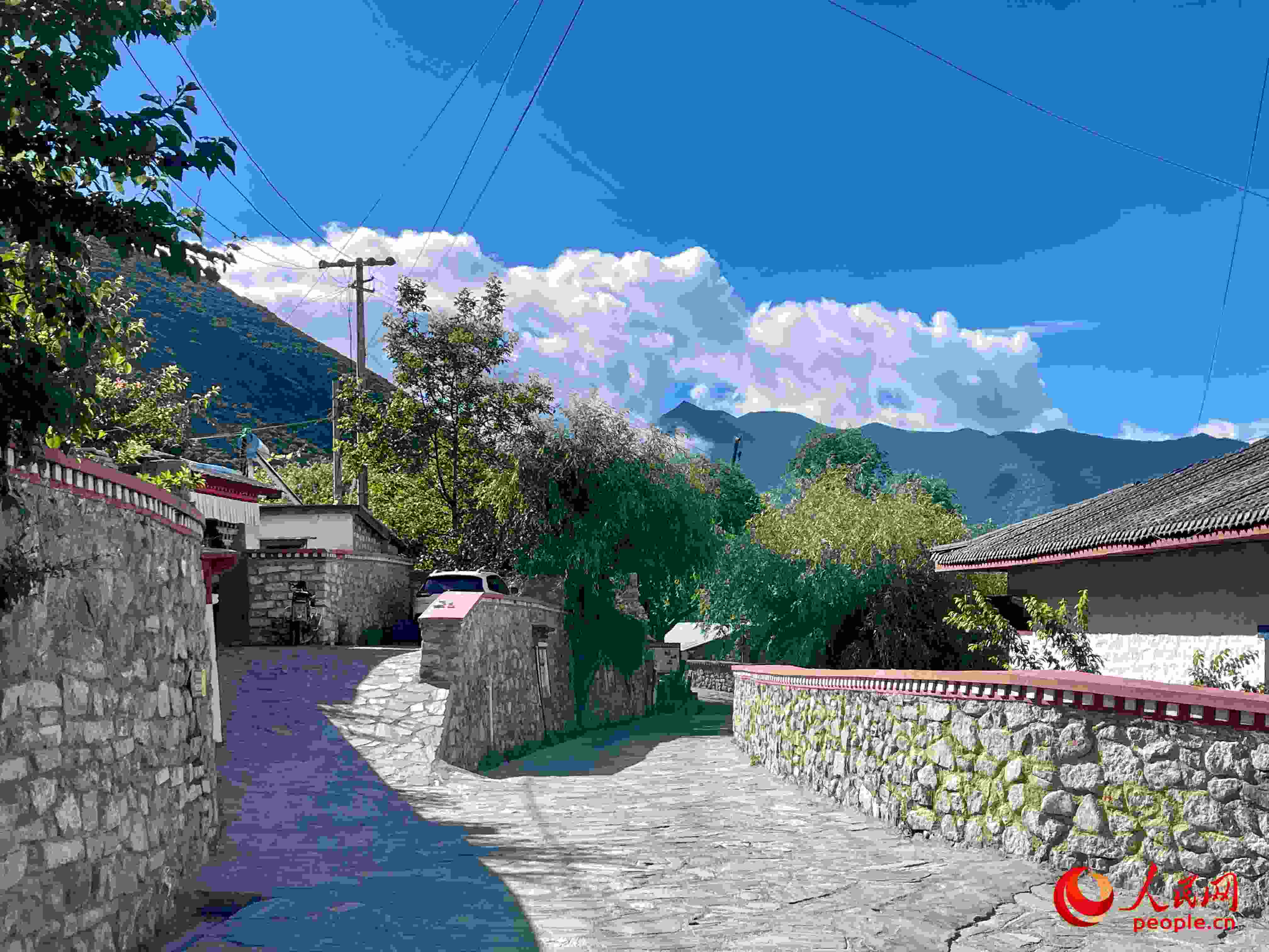 嘎拉村的村貌。人民網(wǎng) 周靜圓攝
