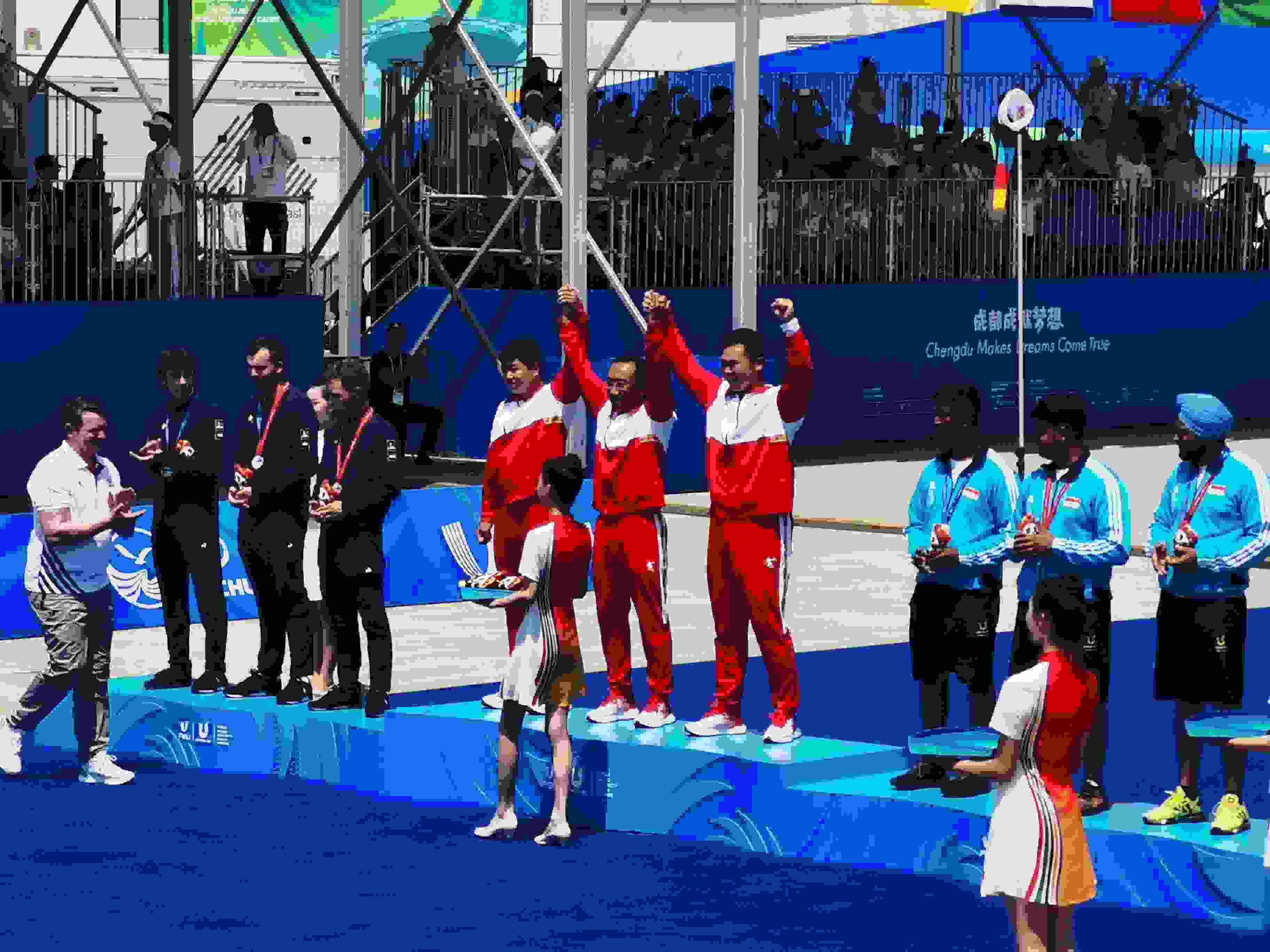 7月30日，在成都大運(yùn)會(huì)男子復(fù)合弓團(tuán)體頒獎(jiǎng)儀式中，中國隊(duì)?wèi)c祝奪得冠軍。 人民網(wǎng)記者 楊磊攝