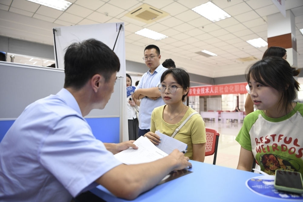 2023年7月29日，“揚就業(yè)之帆，啟夢想之旅”2023年寧夏（銀川）離校未就業(yè)高校畢業(yè)生招聘會在寧夏（銀川）人力資源服務產(chǎn)業(yè)園舉行。求職者（右）在招聘會現(xiàn)場與用人單位交流。新華社記者 馮開華 攝