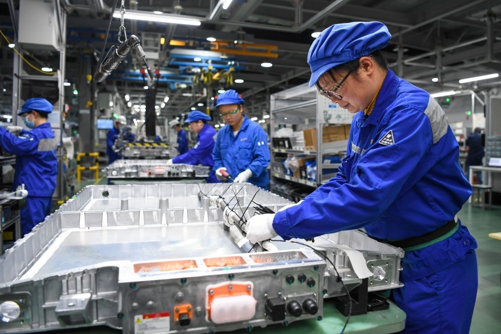 在位于江蘇常州溧陽的上汽時代動力電池系統(tǒng)有限公司，工人在車間進行電池生產(chǎn)（2023年2月16日攝）。常州市擁有鋰電池電芯及配套生產(chǎn)企業(yè)120余家，動力電池產(chǎn)業(yè)2022年實現(xiàn)產(chǎn)值超1700億元。新華社記者 李博 攝