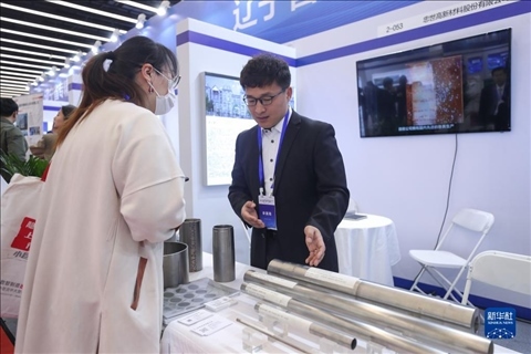 4月8日，參展商在2023中國中小企業(yè)發(fā)展大會“專精特新”中小企業(yè)展覽會上向觀眾介紹產(chǎn)品。新華社記者 龍雷 攝