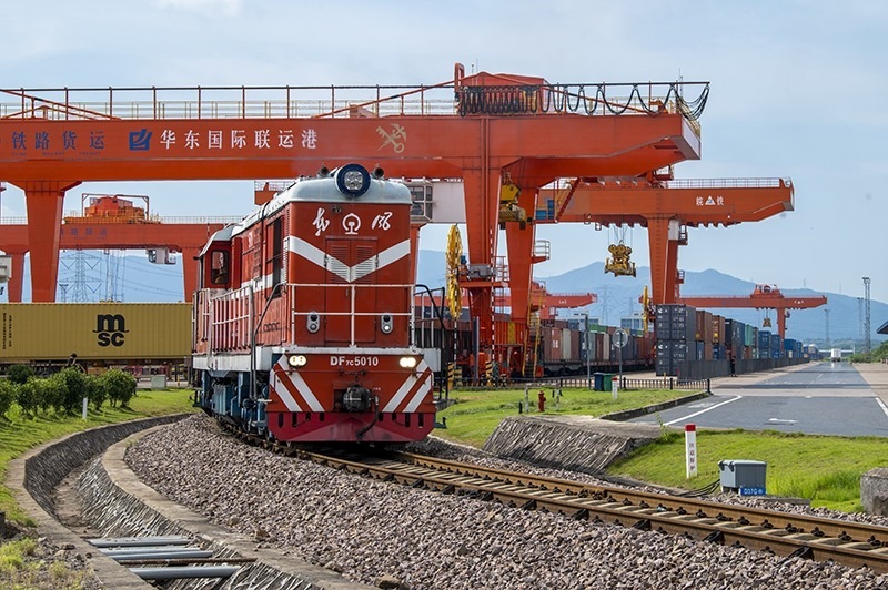 △2023年7月25日，在浙江省金華市華東國際聯(lián)運港，一輛“義新歐”中歐班列裝載著110個標(biāo)箱日用百貨、家用電器、家裝材料等貨物，啟程駛向哈薩克斯坦。