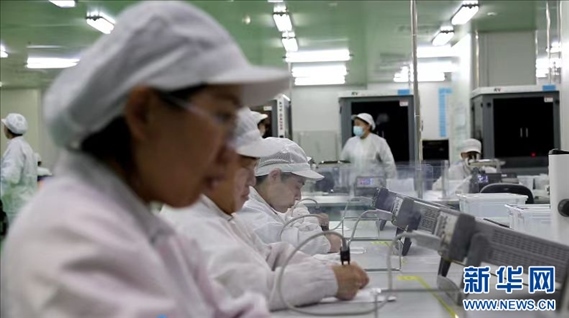 工人在大連達利凱普科技股份公司生產(chǎn)車間工作。新華網(wǎng)發(fā)