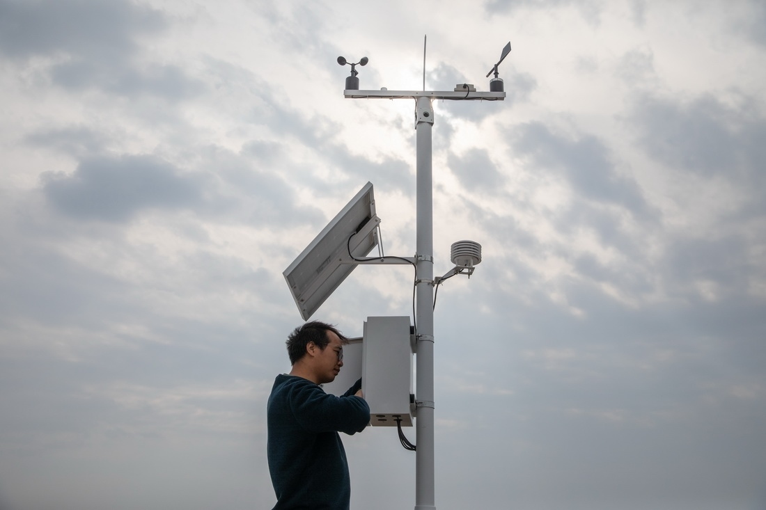 在北大荒集團閆家崗農(nóng)場有限公司農(nóng)業(yè)現(xiàn)代化示范區(qū)，工作人員在調(diào)試氣象設備（4月27日攝）。新華社記者 張濤 攝