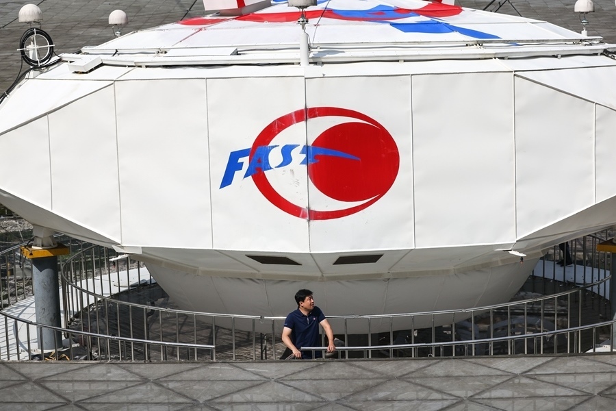 2022年8月25日，F(xiàn)AST運行和發(fā)展中心常務(wù)副主任、總工程師姜鵬在饋源艙前（維護保養(yǎng)期間拍攝）。新華社記者 歐東衢 攝