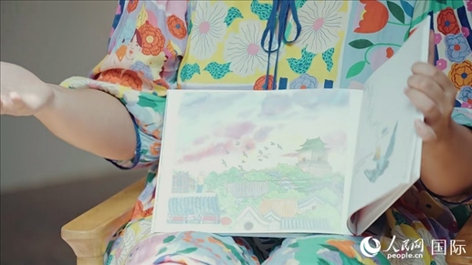 柳芭向人民網(wǎng)記者展示自己的作品。人民網(wǎng) 張若涵攝