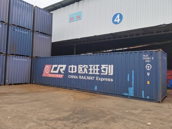 即將以“中老鐵路+中歐班列”模式過境運(yùn)輸?shù)募b箱。朱益孝攝