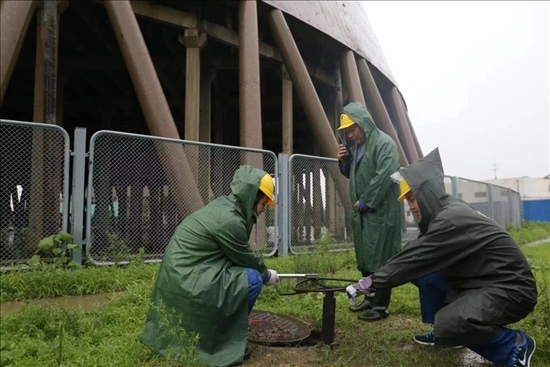 華能北京熱電廠員工操作排水閥降低水塔水位。 受訪者供圖