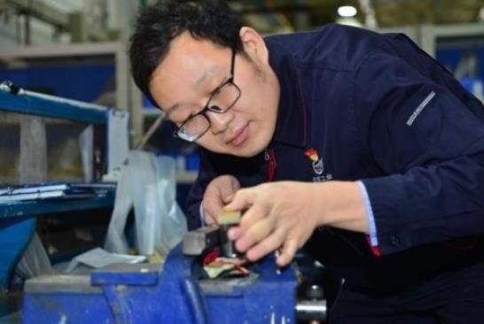 工作中的方文墨。航空工業(yè)沈飛供圖