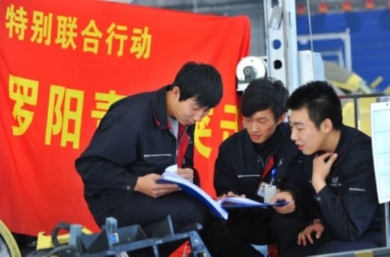在工作中的“羅陽青年突擊隊”隊員。航空工業(yè)沈飛供圖
