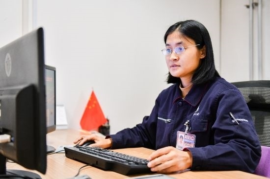 工作中的劉艷梅。航空工業(yè)沈飛供圖