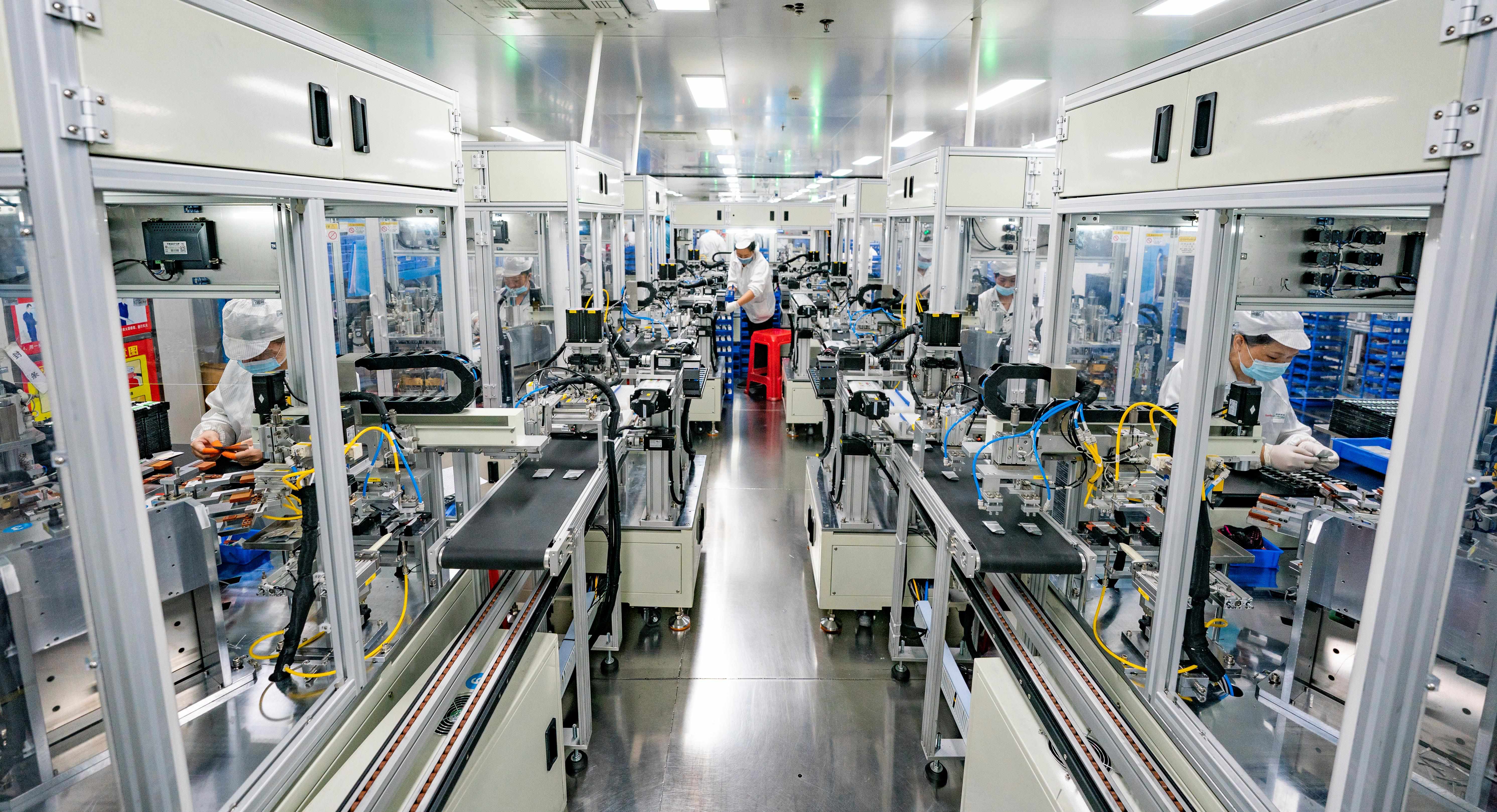 2023年5月17日，江西新余一家電子公司生產(chǎn)車間內(nèi)，技術(shù)工人在鋰電池生產(chǎn)線忙于趕制訂單產(chǎn)品。