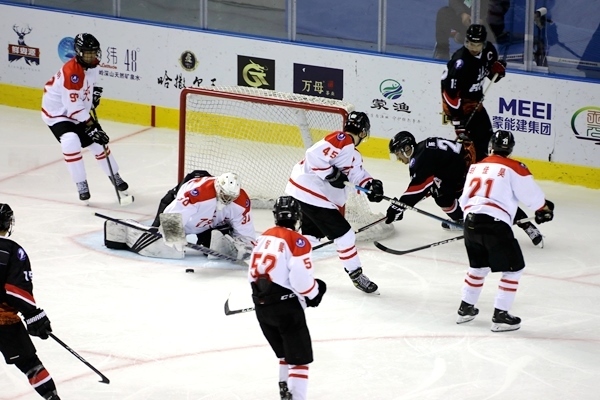 門前混戰(zhàn)。人民網(wǎng)記者 胡雪蓉攝