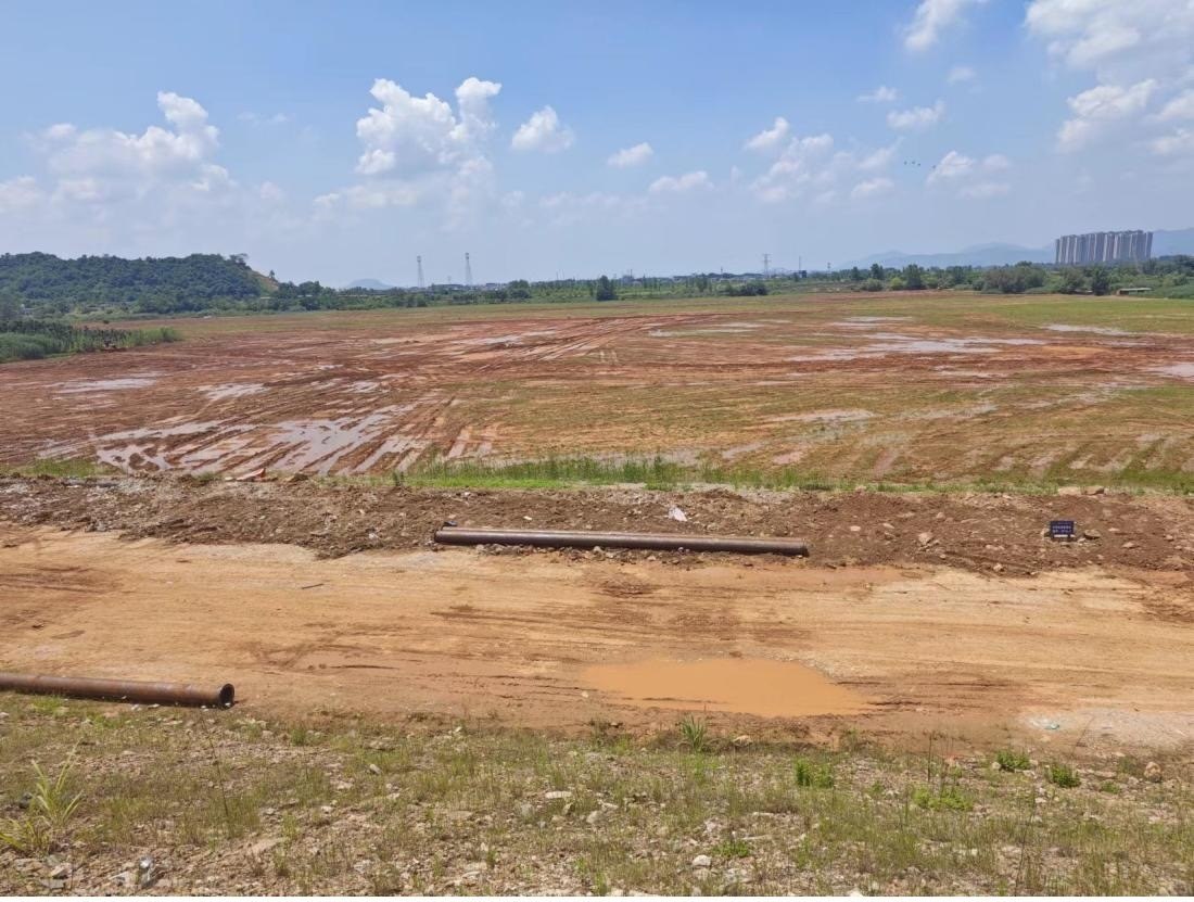 污染控制工程區(qū)域土地已被平整。 人民網(wǎng)記者 黃鈺攝