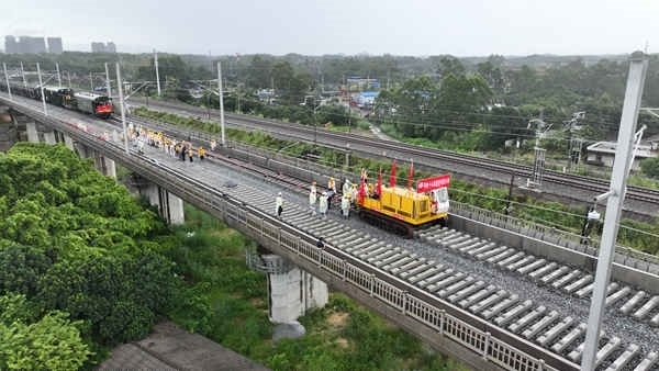 防東鐵路鋪軌現(xiàn)場航拍。