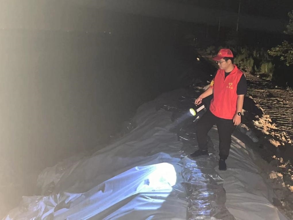 太平鎮(zhèn)干部晚上巡查南小埝。（采訪對象供圖）