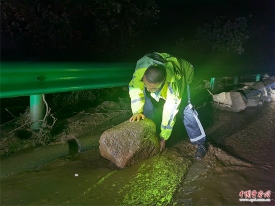 7月31日，張涿高速，高速交警涿鹿大隊民警清理山體滑坡路面落石。