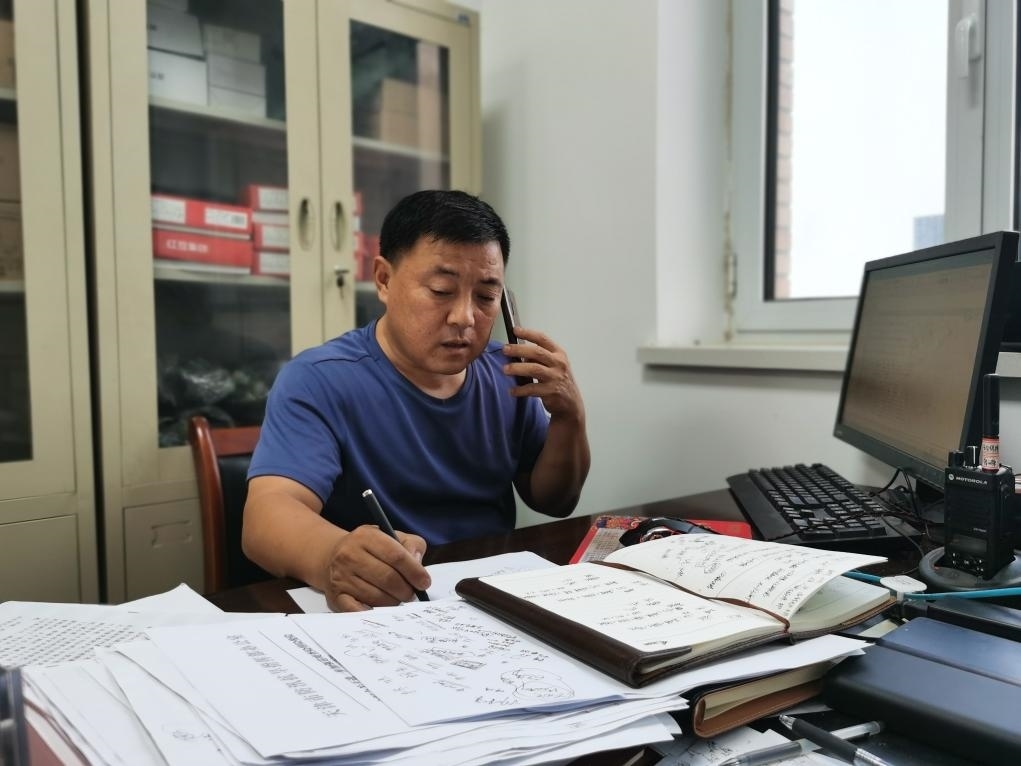 曾田榮正在辦公室內(nèi)工作。新華社記者 孫凡越 攝
