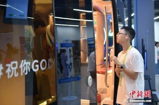 圖為學(xué)員們在首鋼園內(nèi)的百度Apollo Park參觀。<a target='_blank' href='/' ><p align=