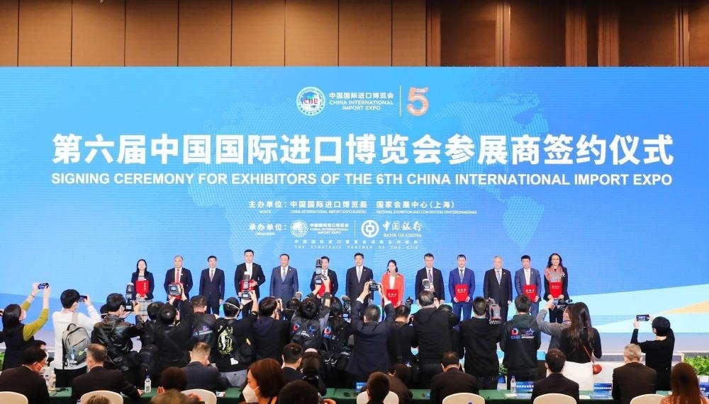 2022年11月6日，2022年中國國際進口博覽會參展商聯(lián)盟大會在上海舉行。這是在大會期間進行的第六屆進博會參展商簽約儀式。新華社記者 方喆 攝