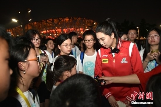 圖為小學(xué)員向李曉霞分享自己運動經(jīng)歷。<a target='_blank' href='/' ><p align=