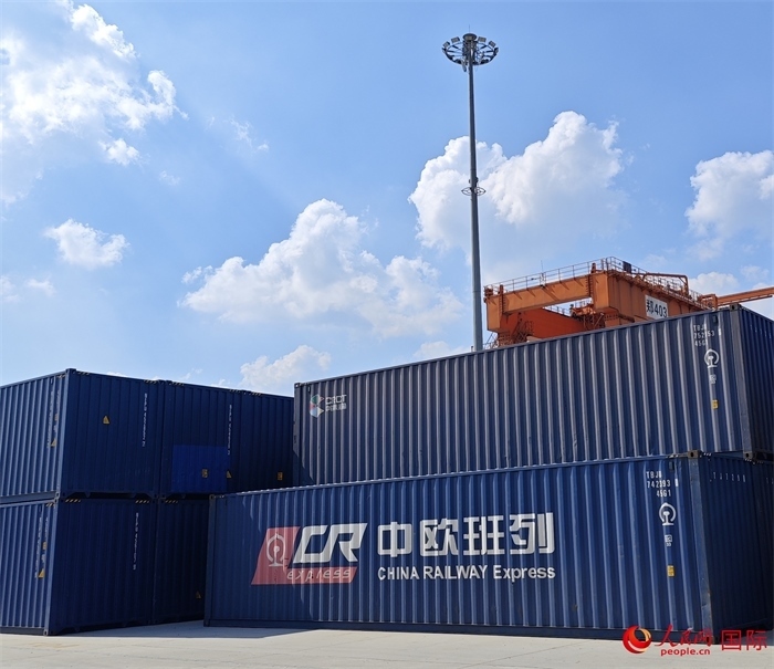 8月3日，中歐班列（中豫號）集裝箱在鄭州車站海關(guān)等候查驗。人民網(wǎng) 崔譯戈攝