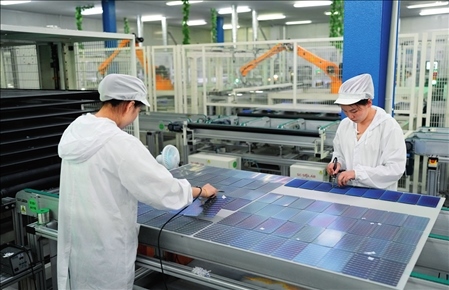 在浙江省臺(tái)州市黃巖區(qū)省級(jí)專精特新“小巨人”企業(yè)浙江公元新能源科技股份有限公司，工作人員生產(chǎn)太陽(yáng)能電池組（2023年8月9日攝）。翁忻旸攝/本刊