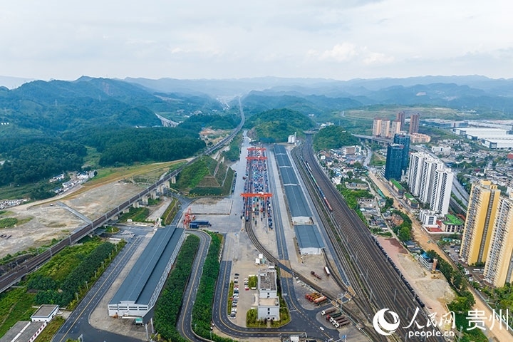 航拍貴陽國際陸港。人民網(wǎng)記者 涂敏攝