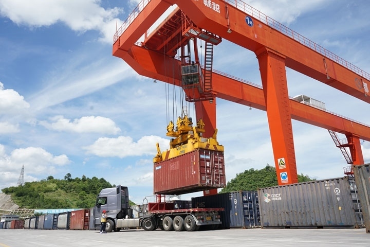 在貴陽國際陸港，正在作業(yè)的龍門吊。貴陽綜保區(qū)供圖