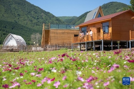 8月12日，游客在寧夏固原市涇源縣大灣鄉(xiāng)楊嶺村的民宿聊天。新華社記者 李旭倫 攝