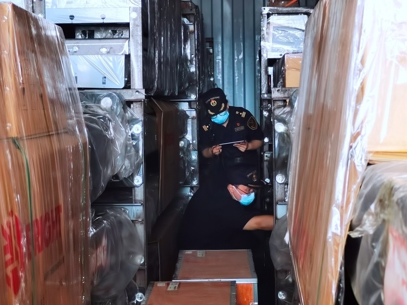 關(guān)員利用工業(yè)內(nèi)窺鏡在集裝箱內(nèi)進(jìn)行查驗(yàn)。人民網(wǎng)記者 栗翹楚攝