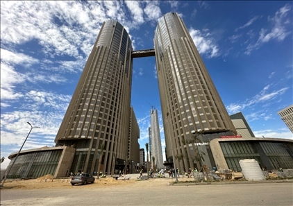 埃及新行政首都CBD項(xiàng)目P4標(biāo)段高層辦公樓。 嚴(yán)川吉雨攝