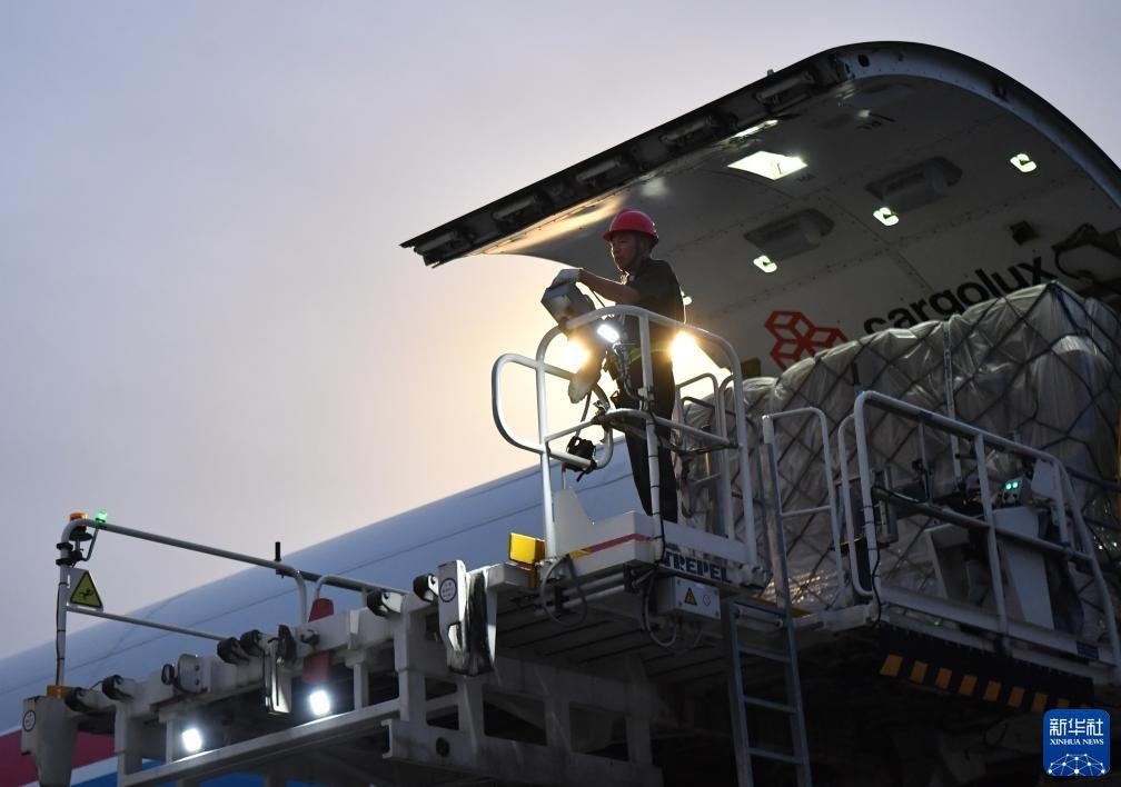 8月1日，工作人員在中國鄭州新鄭國際機(jī)場為一架盧森堡貨航貨機(jī)裝貨。新華社記者 李嘉南 攝